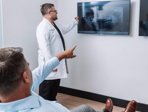 A San Diego wisdom teeth removal specialist using 3D imaging to plan a safe wisdom tooth extraction at Elevated Oral Surgery.