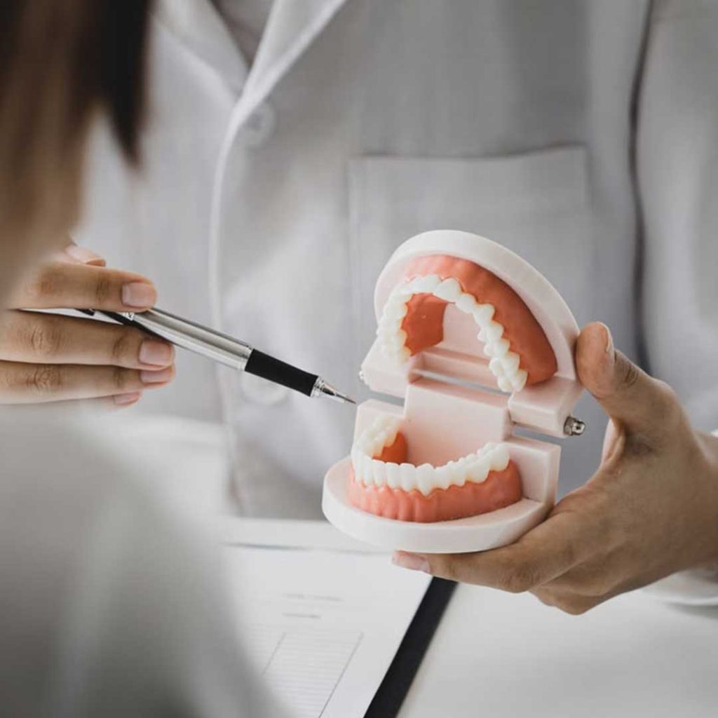 An infographic showing the difference in training and technology between a general dental surgeon and an oral and maxillofacial surgeon.