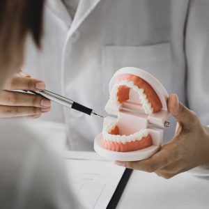 An infographic showing the difference in training and technology between a general dental surgeon and an oral and maxillofacial surgeon.
