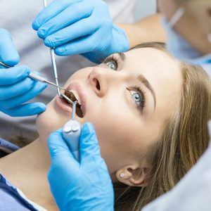 An oral surgeon in Rancho Bernardo performing an emergency evaluation for an impacted wisdom tooth using 3D imaging.