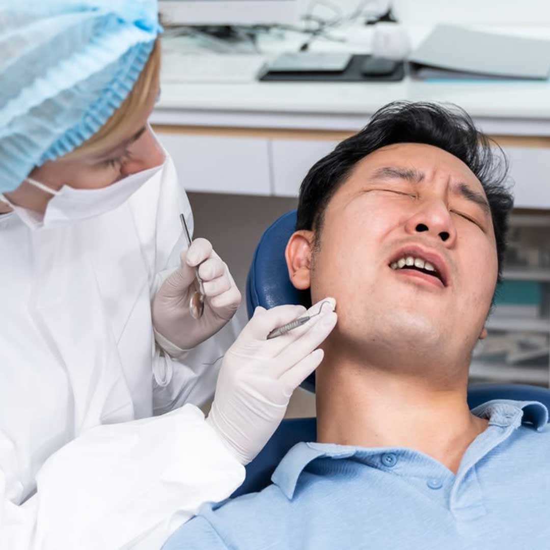 Specialist planning a painless wisdom tooth extraction San Diego using digital 3D models.